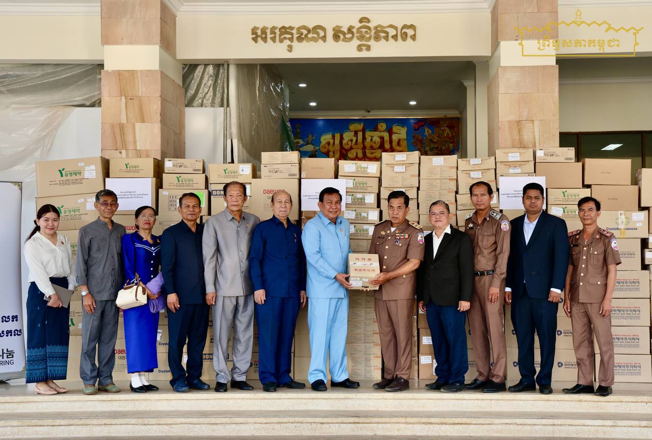 ឯកឧត្តម ម៉ម ប៊ុននាង នាំយកអំណោយមនុស្សធម៌របស់ព្រឹទ្ធសភា និងមូលនិធិចែករំលែកសង្គ្រោះជីវិតសកលនៃសាធារណរដ្ឋកូរ៉េ ប្រគល់ជូនរដ្ឋបាលខេត្តសៀមរាប