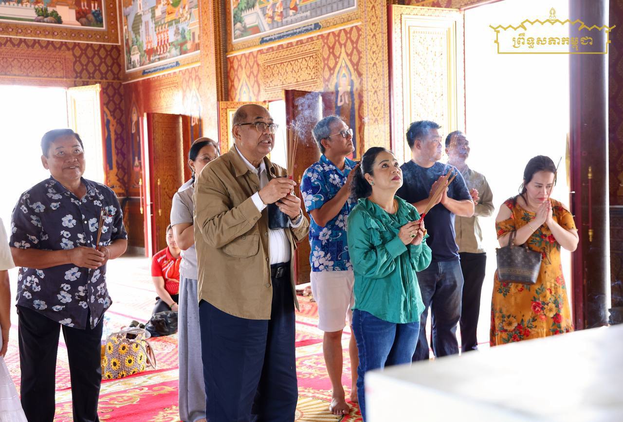 ឯកឧត្តម ងី ច័ន្ទ្រផល ដឹកនាំគណៈប្រតិភូគណៈកម្មការទី១ព្រឹទ្ធសភា អញ្ជើញនាំយកបច្ច័យប្រគេនព្រះសង្ឍ និងស្វែងយល់ពីសក្តានុពលទេសចរណ៍ព្រមទាំងវឌ្ឍនភាព នៅក្រុងកោះរ៉ុង