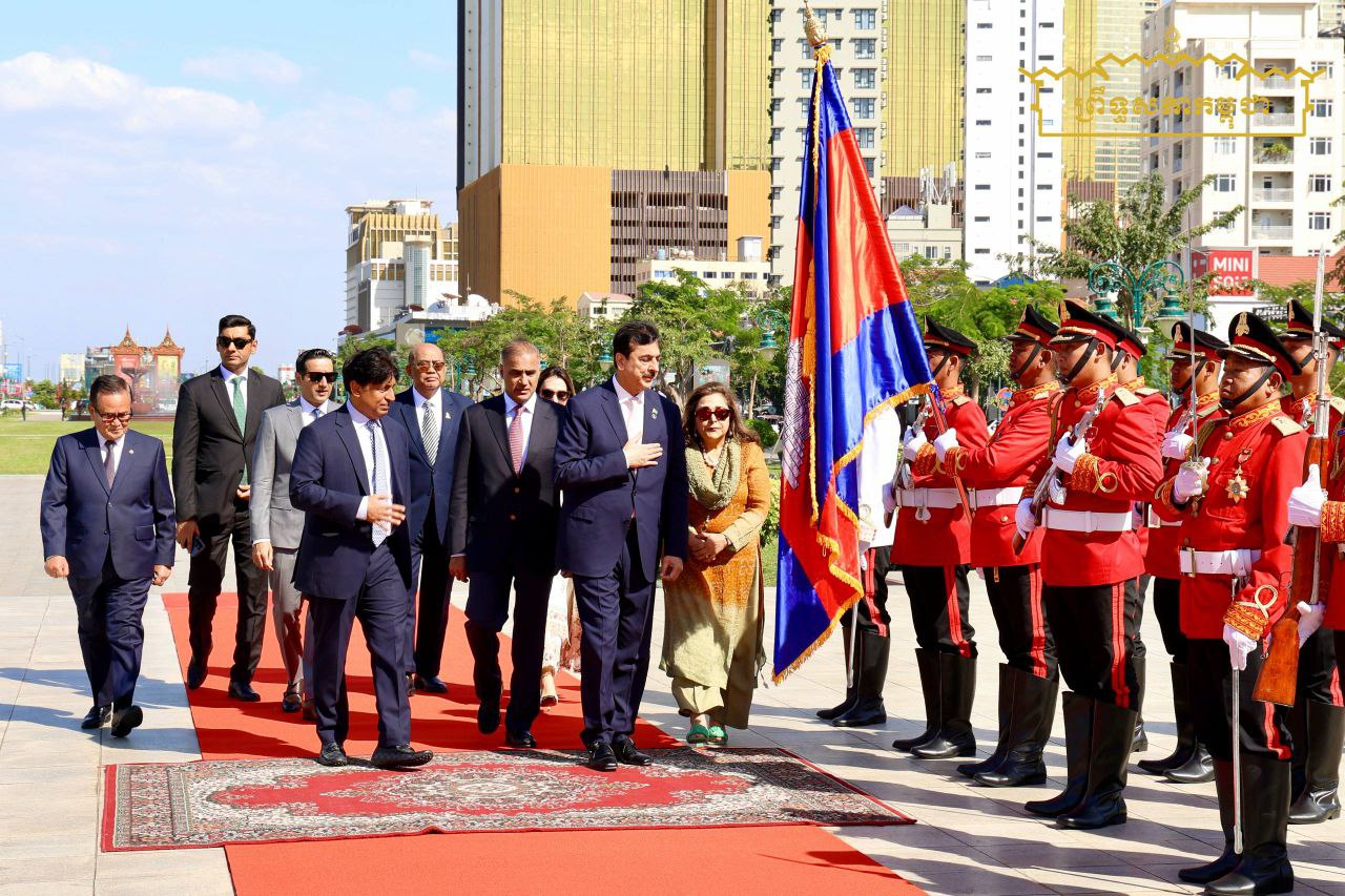 ឯកឧត្តម ងី ច័ន្រ្ទផល អមដំណើរឯកឧត្តមប្រធានព្រឹទ្ធសភាប៉ាគីស្ថាន អញ្ជើញដាក់កម្រងផ្កាគោរពវិញ្ញាណក្ខន្ធព្រះបរមរតនកោដ្ឋ និងបុព្វការីជន នៅវិមានឯករាជ្យ