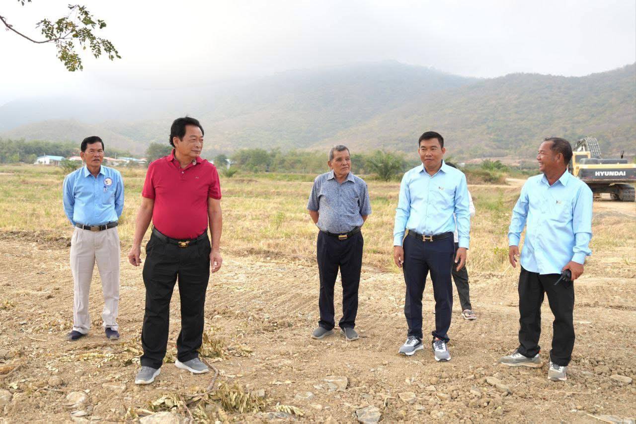 ឯកឧត្តមបណ្ឌិត ម៉ុង ឫទ្ធី អញ្ជើញពិនិត្យសកម្មភាពក្រុមការងារគ្រឿងចក្រសម្រុកស្ថាបនាគ្រឹះក្រោមផ្លូវ នៅឃុំសែនដី ស្រុកសំរោងទង ខេត្តកំពង់ស្ពឺ