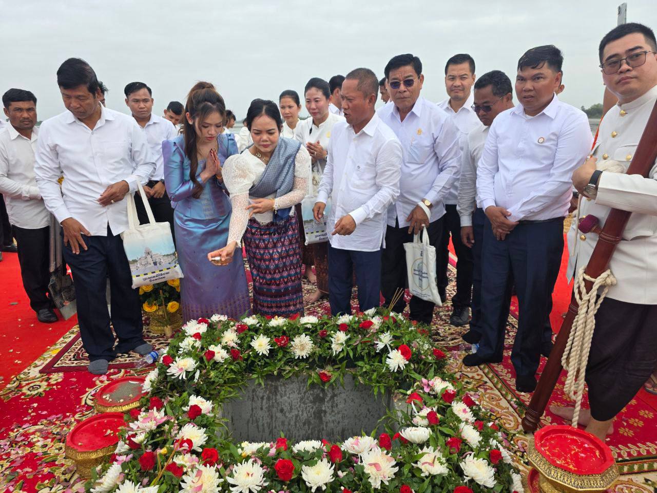 ឯកឧត្តម គិន ណែត និងឯកឧត្តម អ៊ុន វណ្ណា អញ្ជើញចូលរួមពិធីសែនក្រុងពាលី បញ្ចុះបឋមសិលាសាងសង់ប្រាសាទសិរិវិជយ បឹងតាកែវ នៅមាត់បឹងតាកែវ ខេត្តតាកែវ