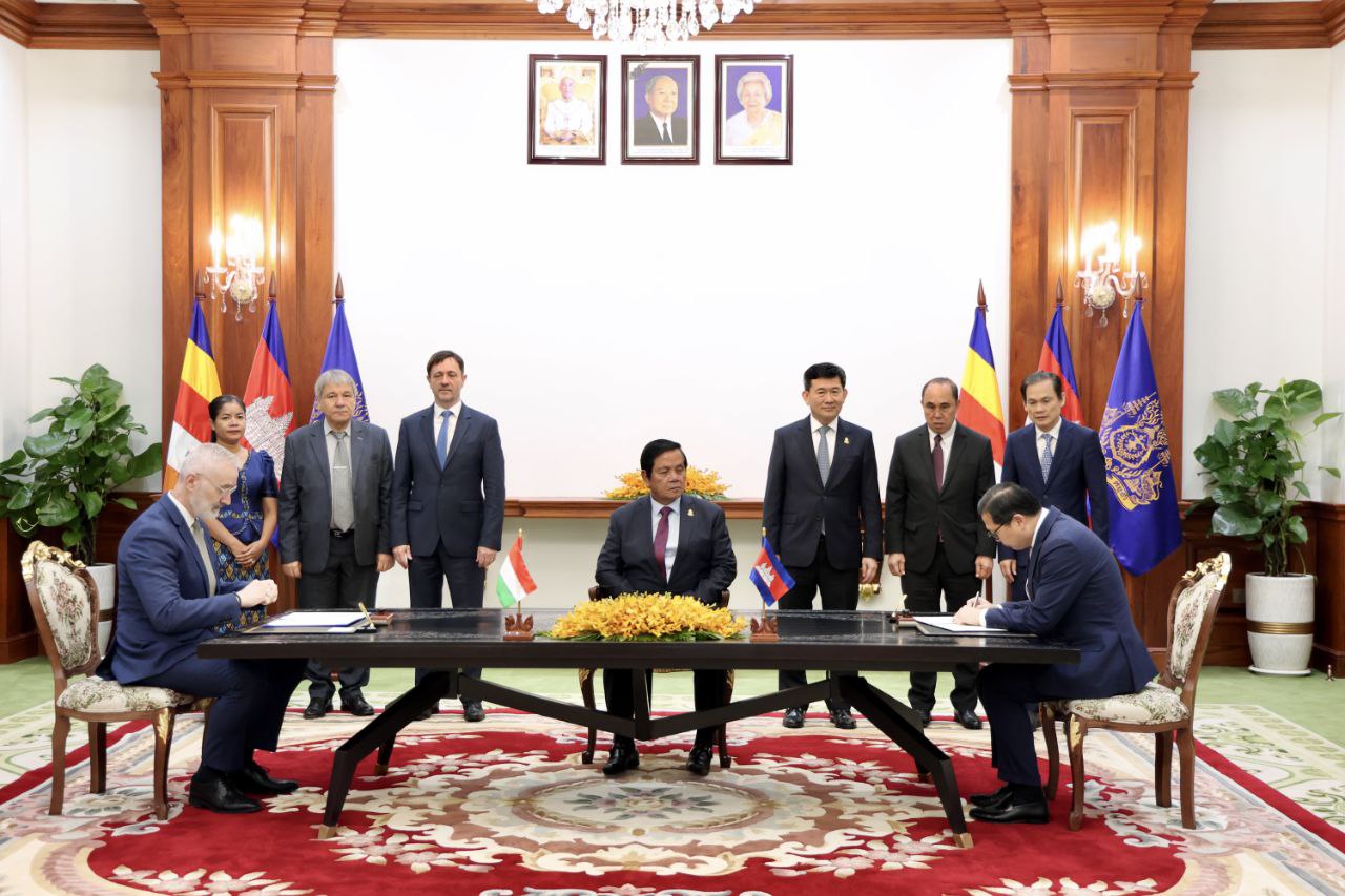 ការចុះហត្ថលេខាលើអនុស្សរណៈនៃការយោគយល់គ្នារវាងអគ្គលេខាធិការដ្ឋានព្រឹទ្ធសភាកម្ពុជា និងអគ្គលេខាធិការដ្ឋានរដ្ឋសភាហុងគ្រី