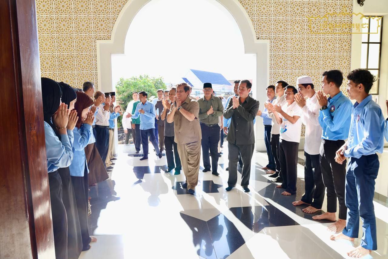 ឯកឧត្តម អ៊ុច បូររិទ្ធ ប្រធានស្តីទីព្រឹទ្ធសភា អញ្ជើញជួបសំណេះសំណាល និងចែកកញ្ចប់អាហារស្រាយបួសខែរ៉ាម៉ាឌន ជូនប្រជាពលរដ្ឋខ្មែរ-អ៉ិស្លាម ប្រមាណជាង៤០០គ្រួសារ នៅក្រុងកំពង់ចាម និងស្រុកកងមាស