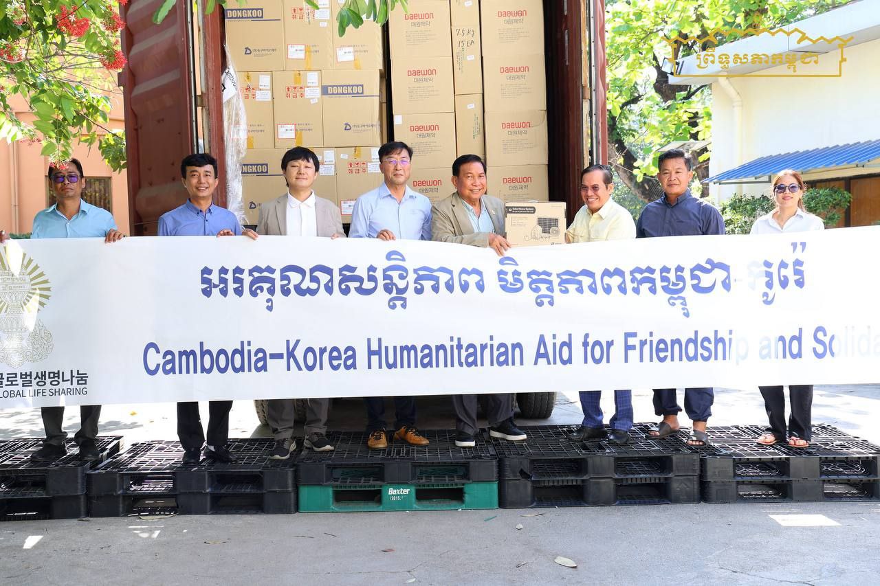 ឯកឧត្តម ម៉ម ប៊ុននាង អញ្ជើញទទួលអំណោយមនុស្សធម៌លើកទី១៧ របស់មូលនិធិចែករំលែកសង្គ្រោះជីវិតសកល នៃសាធារណរដ្ឋកូរ៉េ