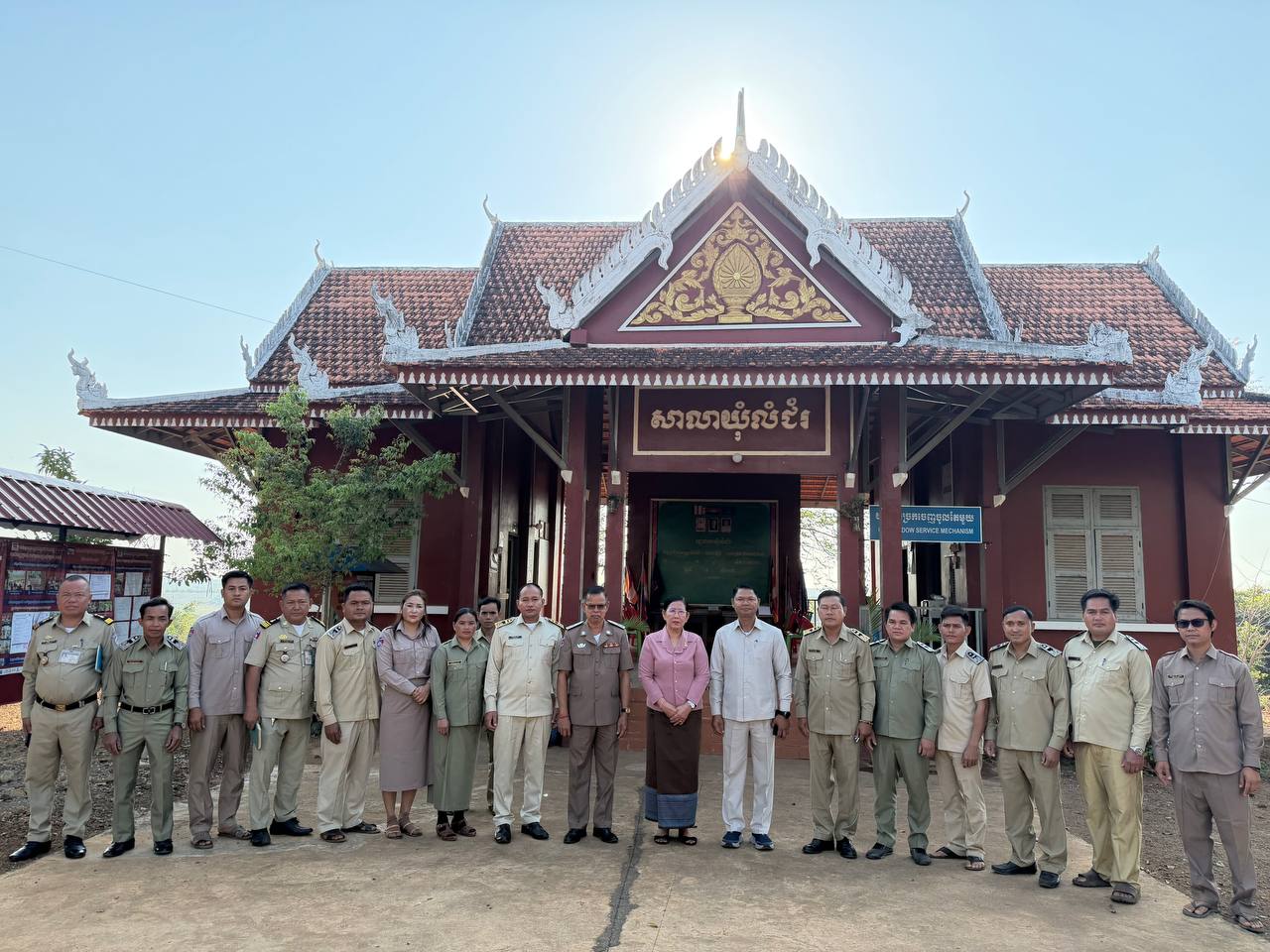 លោកជំទាវ ចឹក ហេង អញ្ជើញចុះជួបសំណេះសំណាលជាមួយក្រុមប្រឹក្សាឃុំលំជ័រ ឃុំប៉ាតតេ ឃុំប៉ក់ញៃ ឃុំសេសាន ស្មៀន និងនាយប៉ុស្តិ៍នគរបាល នៃស្រុកអូរយ៉ាដាវ ខេត្តរតនគិរី