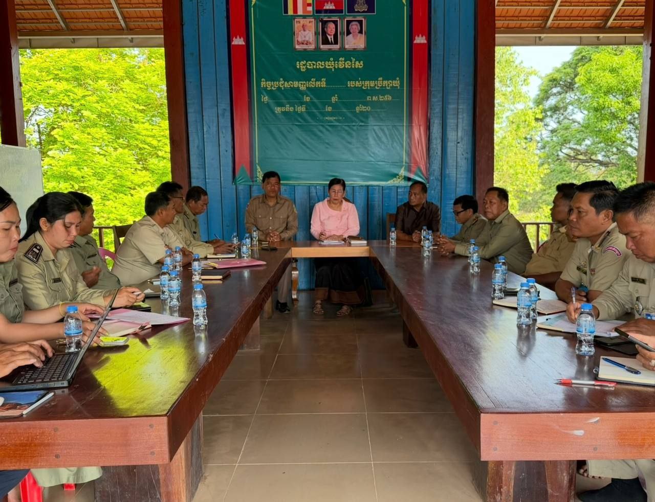 លោកជំទាវ ចឹក ហេង អញ្ជើញចុះជួបសំណេះសំណាលជាមួយក្រុមប្រឹក្សាឃុំវើនសៃ ឃុំកុកឡាក់ ឃុំប៉ាកាឡាន់ ឃុំភ្នំកុក ស្មៀន និងនាយប៉ុស្តិ៍នគរបាល នៃស្រុកវើនសៃ ខេត្តរតនគិរី