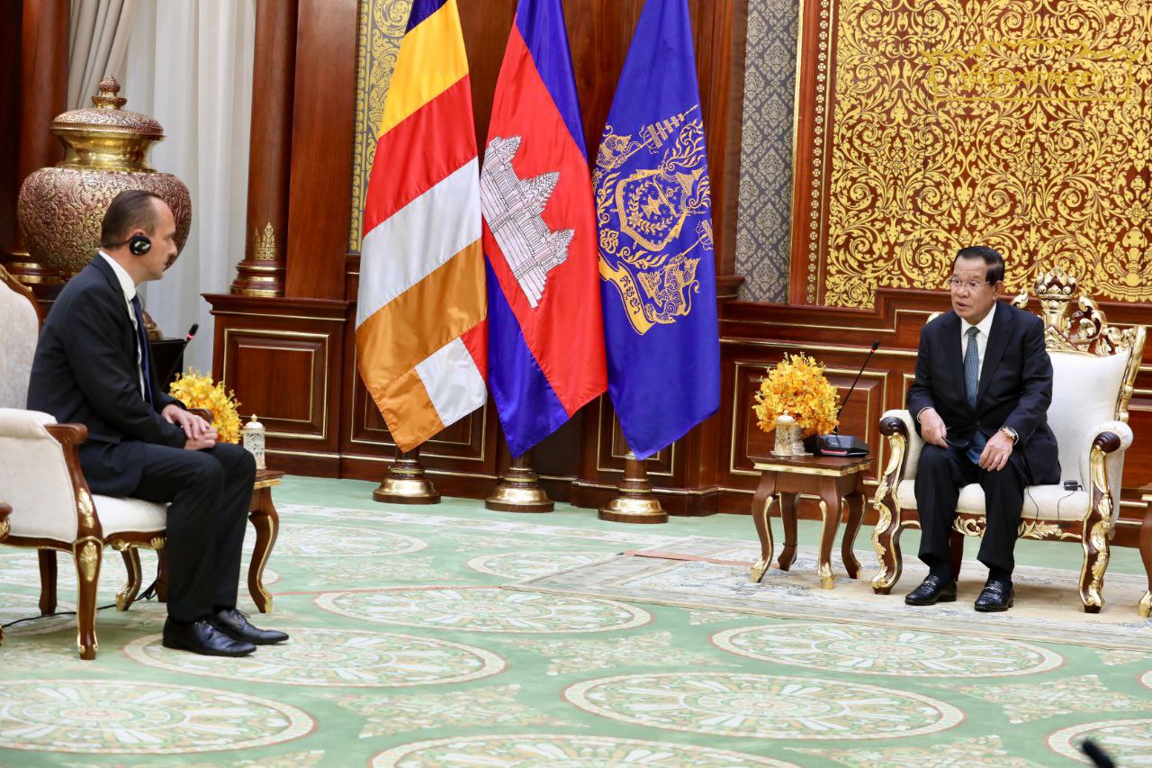 សម្តេចតេជោ ហ៊ុន សែន អនុញ្ញាតឱ្យឯកអគ្គរដ្ឋទូតស្លូវវ៉ាគីប្រចាំកម្ពុជា ចូលជូនសារតាំង និងសម្តែងការគួរសម