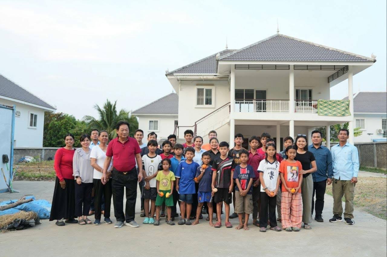 ឯកឧត្តមបណ្ឌិត​ ម៉ុង​ ឫទ្ធី​ អញ្ជេីញសួរ​សុខទុក្ខ​កុមារា​ កុមារី​ភៀសសឹក​ មកពី​ភូមិ​ព្រៃចាន់​ ខេត្ត​បន្ទាយមានជ័យ​