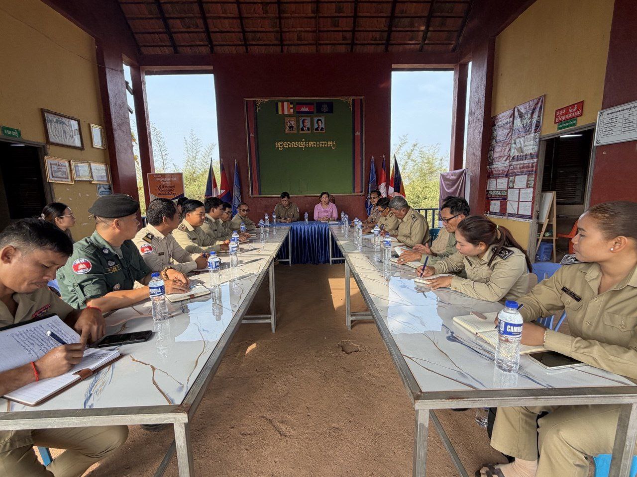 លោកជំទាវ ចឹក ហេង អញ្ជើញចុះជួបសំណេះសំណាលជាមួយក្រុមប្រឹក្សាឃុំកោះពាក្យ ឃុំកោះប៉ង ឃុំកាចូន ស្មៀន និងនាយប៉ុស្តិ៍នគរបាល នៃស្រុកវើនសៃ ខេត្តរតនគិរី