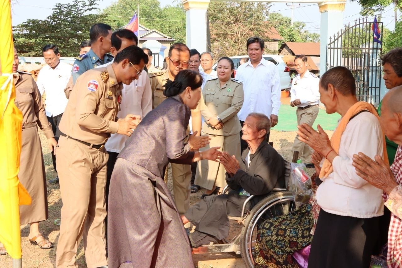 លោកជំទាវ ឃួន ឃុនឌី អញ្ជើញជាអធិបតីក្នុងពិធីសំណេះសំណាល និងសម្ពោធដាក់ឱ្យប្រើប្រាស់នូវអគារសិក្សាថ្មី១ខ្នង នៅស្រុកកំពង់ស្វាយ ខេត្តកំពង់ធំ
