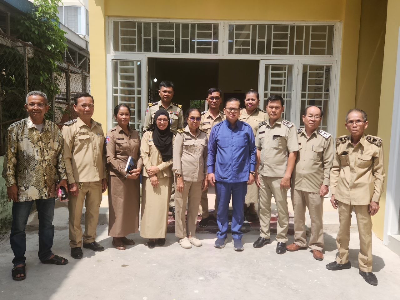 ឯកឧត្តម ឆាយ វណ្ណា សមាជិកព្រឹទ្ធសភា អញ្ជើញចុះសួរសុខទុក្ខ និងជួបសំណេះសំណាលជាមួយក្រុមប្រឹក្សាសង្កាត់ព្រែកប្រា ខណ្ឌច្បារអំពៅ រាជធានីភ្នំពេញ