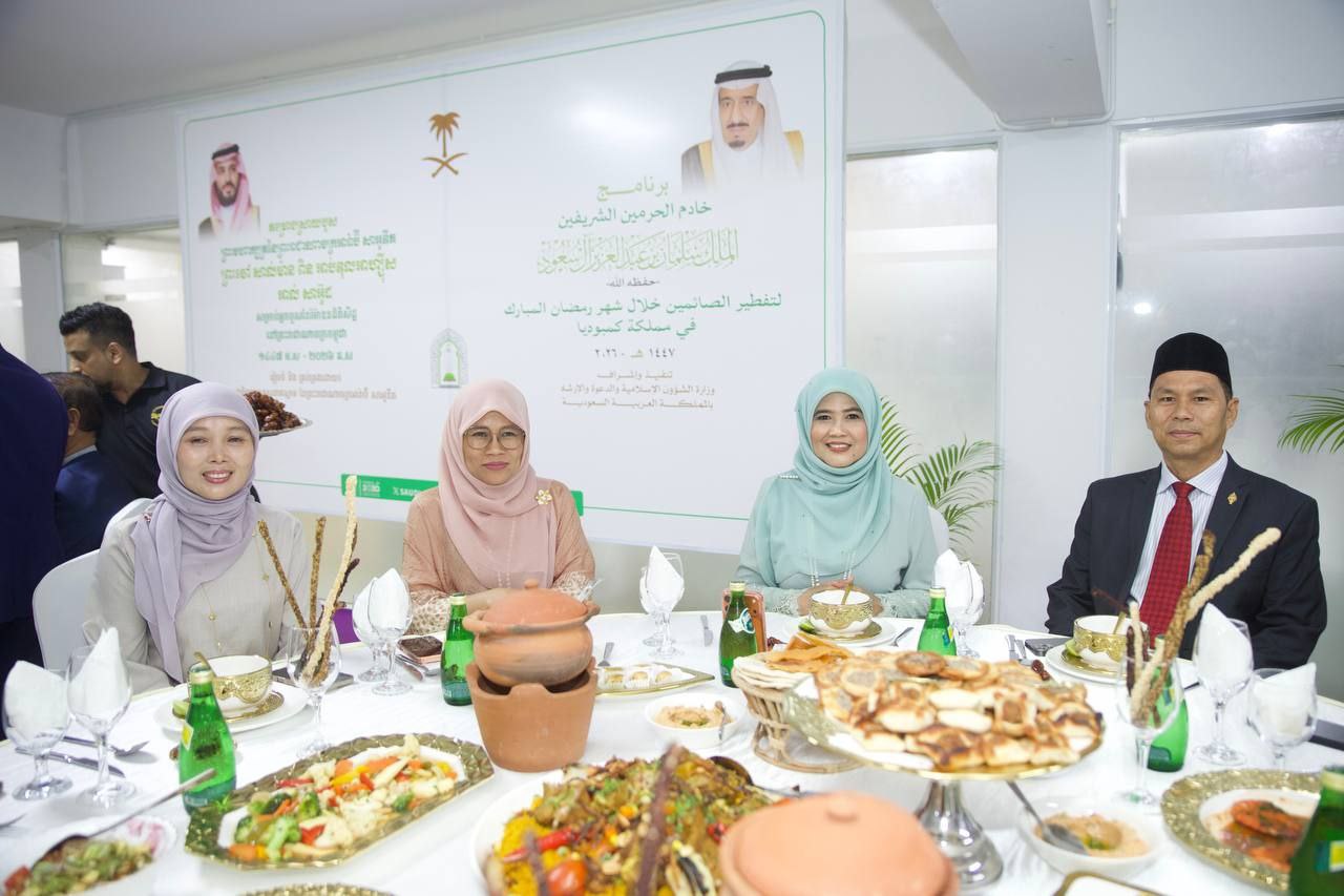 លោកជំទាវ ម៉ាណ ណាវី អញ្ជើញចូលរួមពិធីពិសារអាហារស្រាយបួស និងពិធីប្រគល់-ទទួលអំណោយផ្លែល្មើ