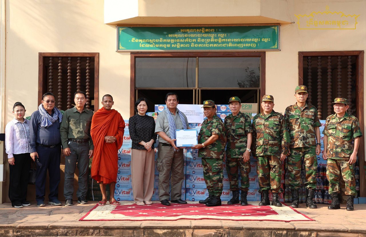 ឯកឧត្តម អ៊ុច បូររិទ្ធ អនុប្រធានទី១ ព្រឹទ្ធសភា អញ្ជើញចុះសាកសួរសុខទុក្ខ និងនាំយកអំណោយរបស់សម្តេចតេជោ ប្រធានព្រឹទ្ធសភា ជូនវីរកងទ័ពជួរមុខនៅទិសខេត្តព្រះវិហារ ឧត្តរមានជ័យ ថ្មដា(ខេត្តពោធិ៍សាត់) និងទិសយោធភូមិភាគទី៤