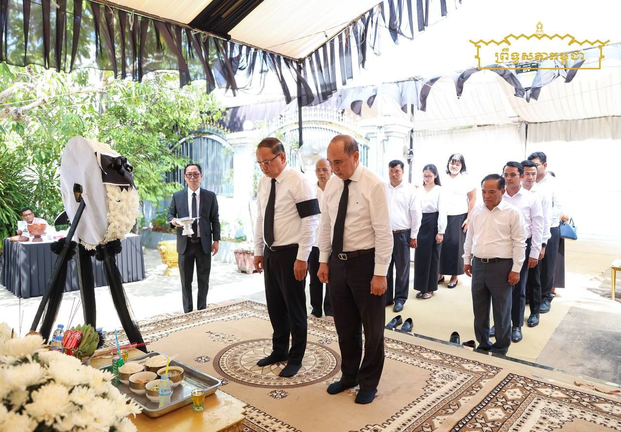 ឯកឧត្តម ខេង សិទ្ធិគុណ និងឯកឧត្តម ទុយ រី អញ្ជើញគោរពវិញ្ញាណក្ខន្ធសពឪពុកបង្កើតរបស់ឯកឧត្តម មុំ រ៉ាវីន នាយករងខុទ្ទកាល័យឯកឧត្តមអនុប្រធានទី១ព្រឹទ្ធសភា