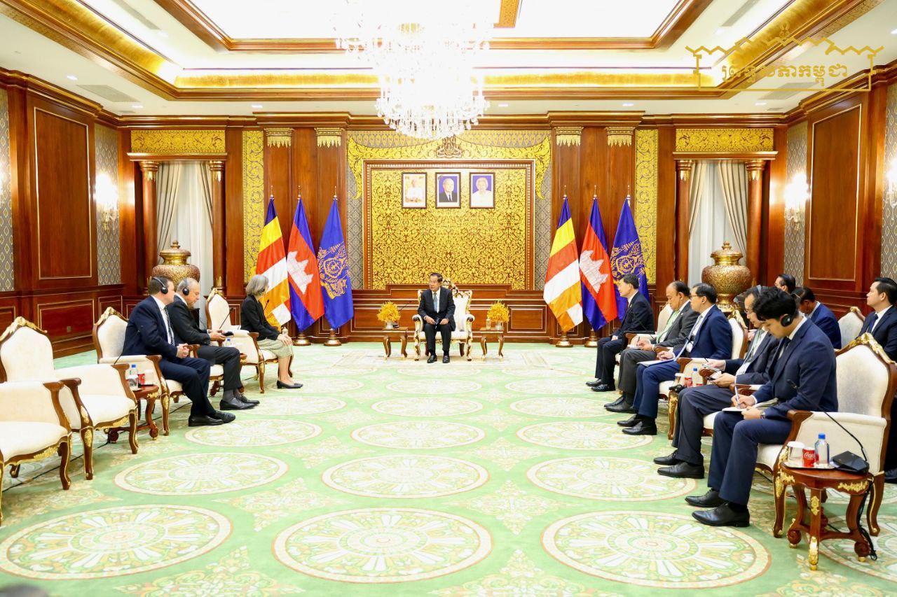 សម្តេចតេជោ ហ៊ុន សែន អនុញ្ញាតឱ្យ ឯកអគ្គរដ្ឋទូតអូទ្រីស ចូលជូនសារតាំង និងសម្តែងការគួរសម