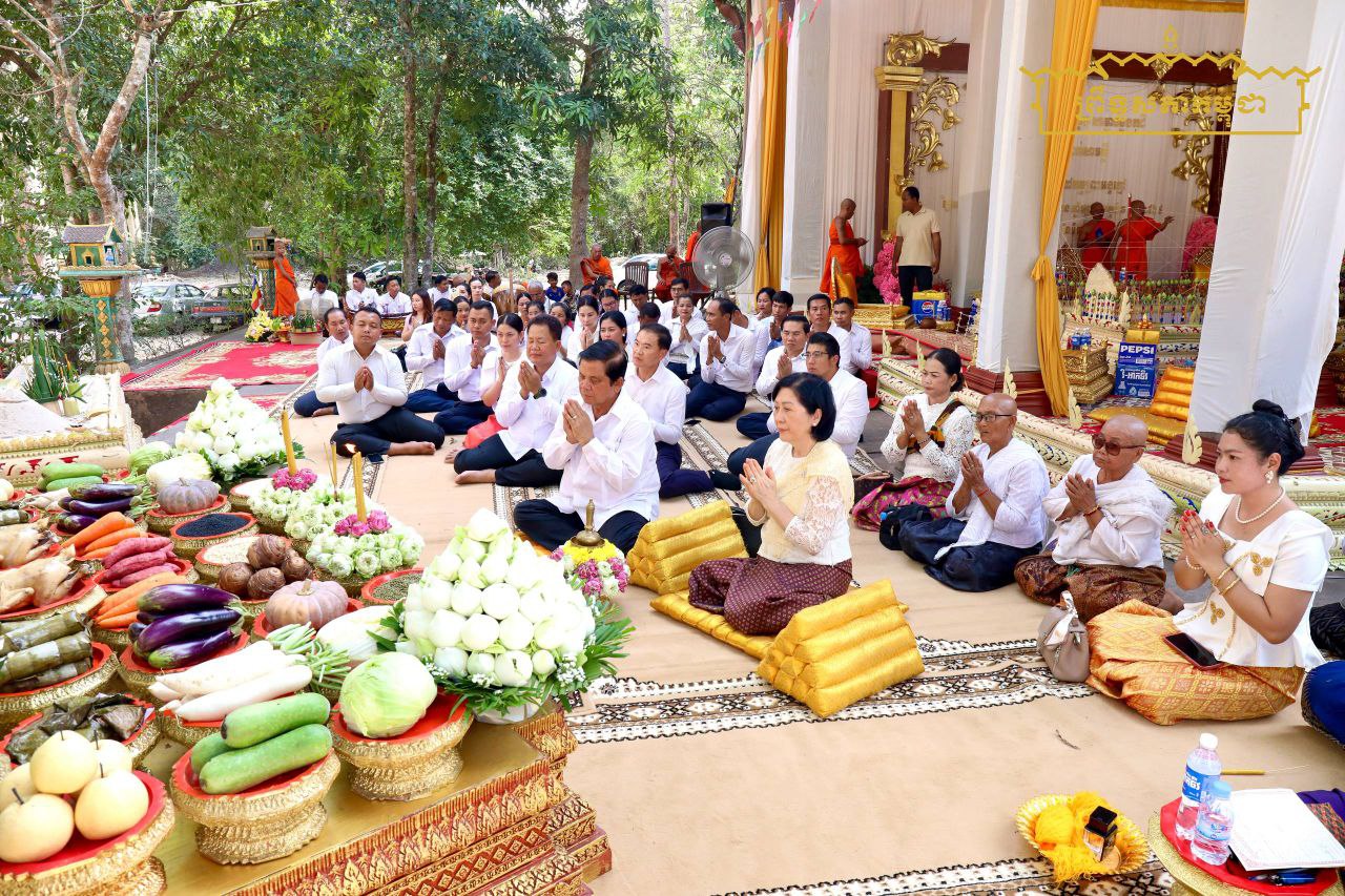 ឯកឧត្តម អ៊ុច បូររិទ្ធ អញ្ជើញជាអធិបតីក្នុងពិធីចម្រើនអាយុវឌ្ឍនមង្គល សម្ពោធឆ្លងកុដិ និងបុណ្យផ្កាប្រាក់សាមគ្គី នៅវត្តព្រះអង្គកងជុំ ខេត្តសៀមរាប