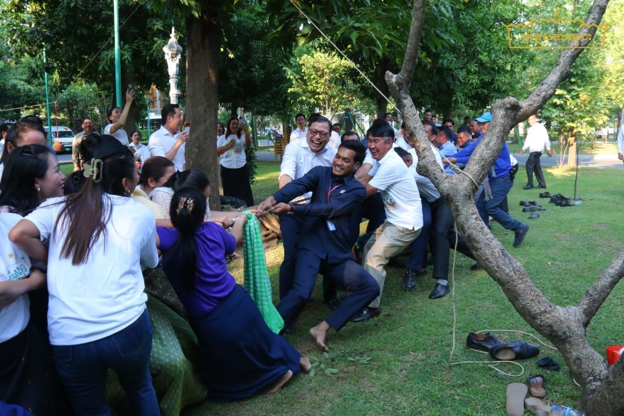 ថ្នាក់ដឹកនាំ មន្រ្តីរាជការនៃអគ្គលេខាធិការដ្ឋានព្រឹទ្ធសភា អញ្ជើញលេងល្បែងប្រជាប្រិយខ្មែរ ក្នុងឱកាសអបអរសាទរបុណ្យចូលឆ្នាំថ្មី ប្រពៃណីជាតិខ្មែរ
