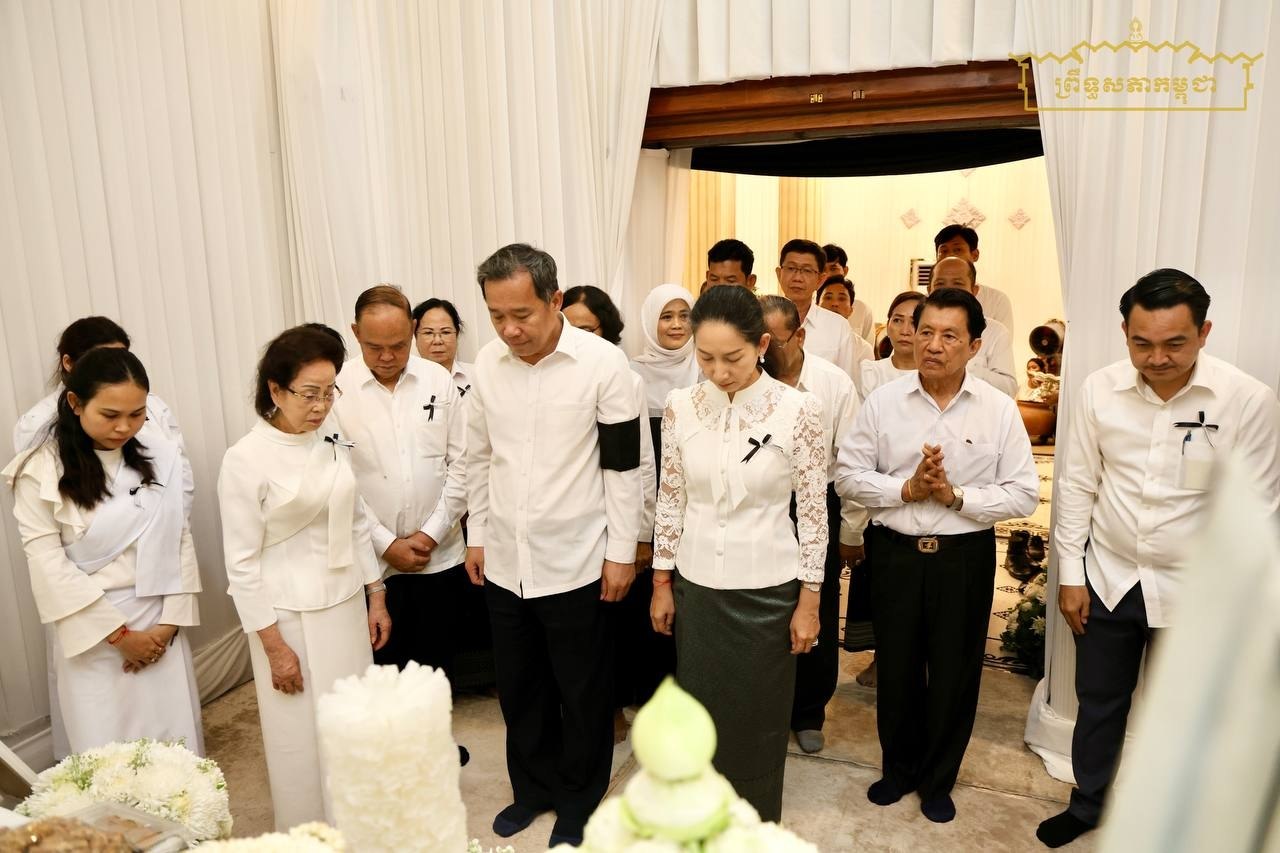 ឯកឧត្តមបណ្ឌិត ធន់ វឌ្ឍនា និងលោកជំទាវ អញ្ជើញគោរពវិញ្ញាណក្ខន្ធសពបងស្រីបង្កេីត របស់លោកជំទាវបណ្ឌិត អ៊ុក ម៉ាលី សមាជិកព្រឹទ្ធសភា