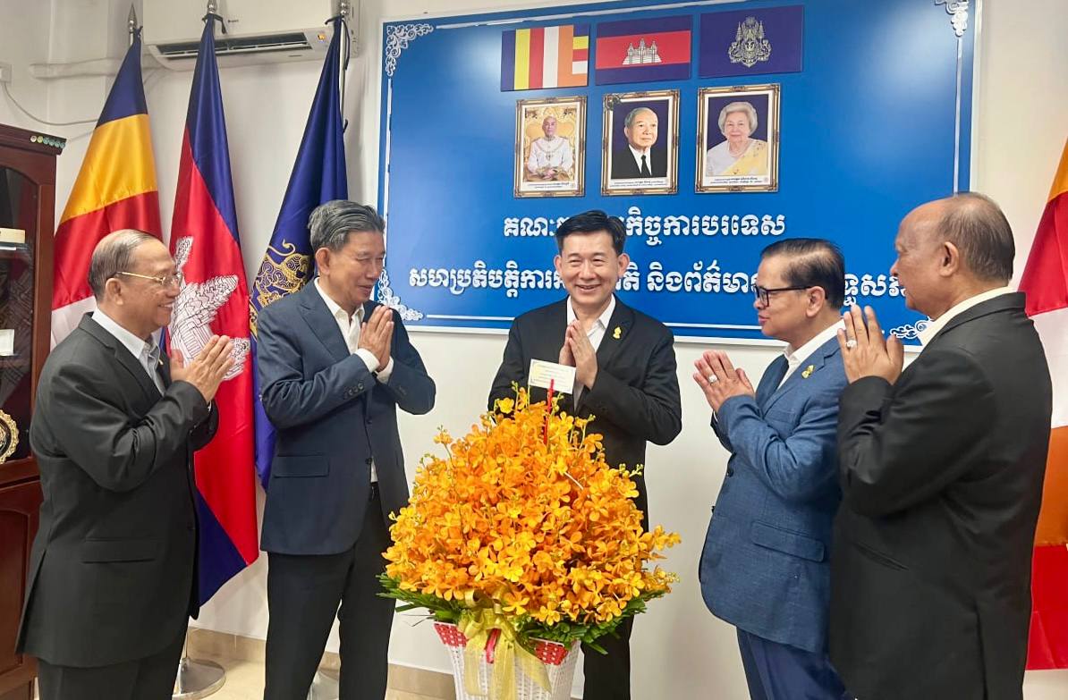 សមាជិកគណៈកម្មការទី៥ព្រឹទ្ធសភា អញ្ជើញគោរពជូនពរឯកឧត្ដមបណ្ឌិត ឈីវ យីស៊ាង ប្រធានគណៈកម្មការទី៥ព្រឹទ្ធសភា ក្នុងឱកាសបុណ្យចូលឆ្នាំថ្មីប្រពៃណីជាតិខ្មែរ