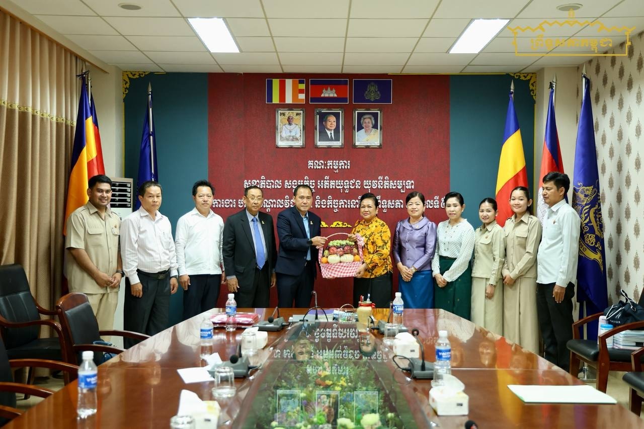 ឯកឧត្តម លោកជំទាវសមាជិក សមាជិកាគណៈកម្មការទី៨ព្រឹទ្ធសភា អញ្ជើញចូលគោរពជូនពរលោកជំទាវ មាន សំអាន ក្នុងឱកាសបុណ្យចូលឆ្នាំថ្មីប្រពៃណីជាតិ