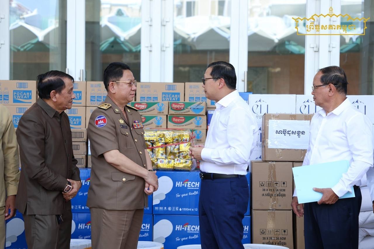 ឯកឧត្តម ឡាយ សំកុល អគ្គលេខាធិការព្រឹទ្ធសភា អញ្ជើញប្រគល់សម្ភារៈប្រើប្រាស់ គ្រឿងឧបភោគ បរិភោគ សំលៀកបំពាក់ ថ្នាំពេទ្យ និងថវិកា ជូនសាលាខណ្ឌជ្រោយចង្វារ រាជធានីភ្នំពេញ