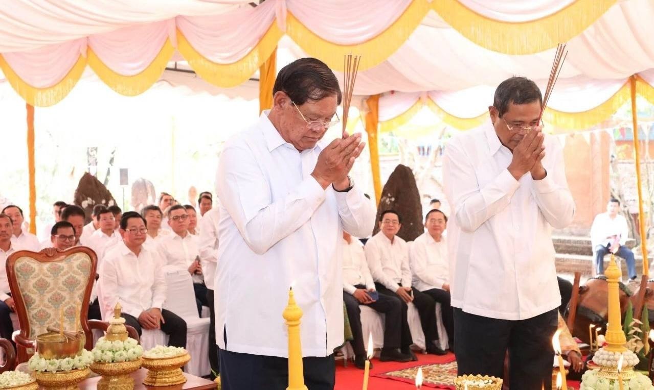 ក្រុមសមាជិកព្រឹទ្ធសភាប្រចាំភូមិភាគទី៤ អញ្ជើញចូលរួមជាកិត្តិយសក្នុងពិធីបួងសួងសុំសេចក្ដីសុខ នាឱកាសបុណ្យចូលឆ្នាំថ្មីប្រពៃណីជាតិខ្មែរ