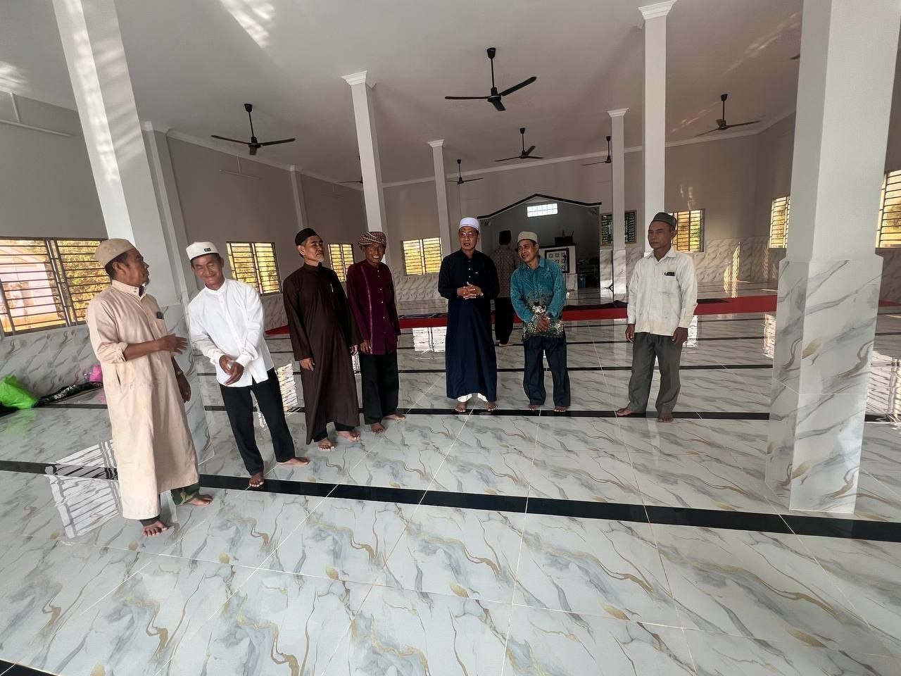 ឯកឧត្តម លី សារី​ អញ្ជើញចុះពិនិត្យមើលវឌ្ឍនភាពនៃការសាងសង់ព្រះវិហារ​ និងទីតាំងសាងសង់សាលារៀន​ ព្រមទាំង​ចូលរួម​គោរព​វិញ្ញាណក្ខន្ធ​សព​ប្រជាពលរដ្ឋ​ នៅស្រុក​ទឹក​ឈូ​ ​ខេត្ត​កំពត​