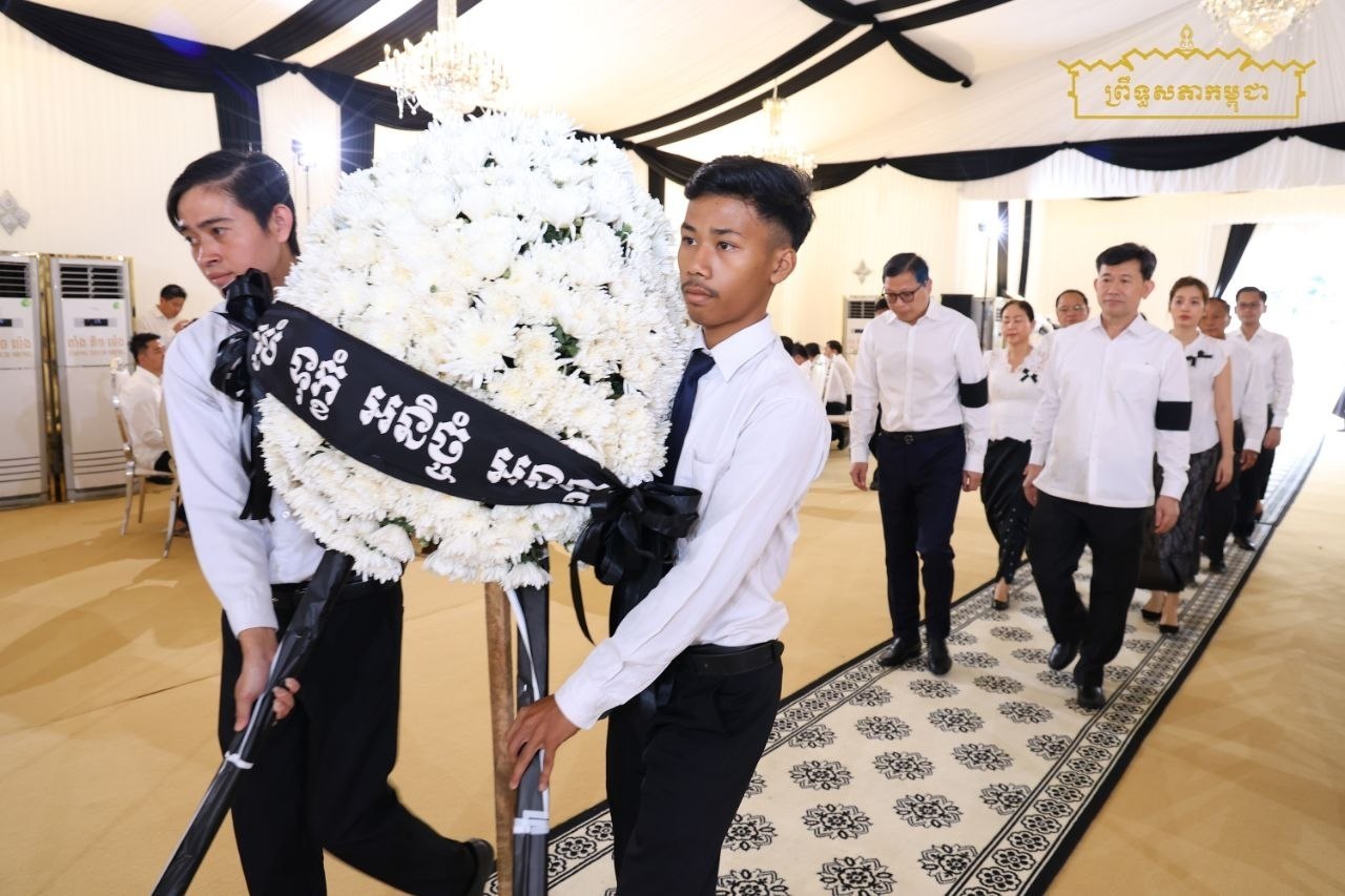 ថ្នាក់ដឹកនាំនៃអគ្គលេខាធិការដ្ឋានព្រឹទ្ធសភា អញ្ជើញគោរពវិញ្ញាណក្ខន្ធសពលោកជំទាវ ថៃ អ៊ឹងខាហ៊ាង ត្រូវជាម្តាយក្មេកឯកឧត្តម ប្រាក់ ដាវីដ រដ្ឋលេខាធិការក្រសួងកសិកម្ម រុក្ខា ប្រមាញ់ និងនេសាទ