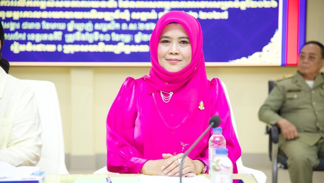 លោកជំទាវ ម៉ាណ ណាវី ឧបត្ថម្ភទឹកបរិសុទ្ធជូនដល់អង្គភាពទីបញ្ជាការស្រាលជំនាញការពារគីមីសាស្ត្រទិសព្រះវិហារ