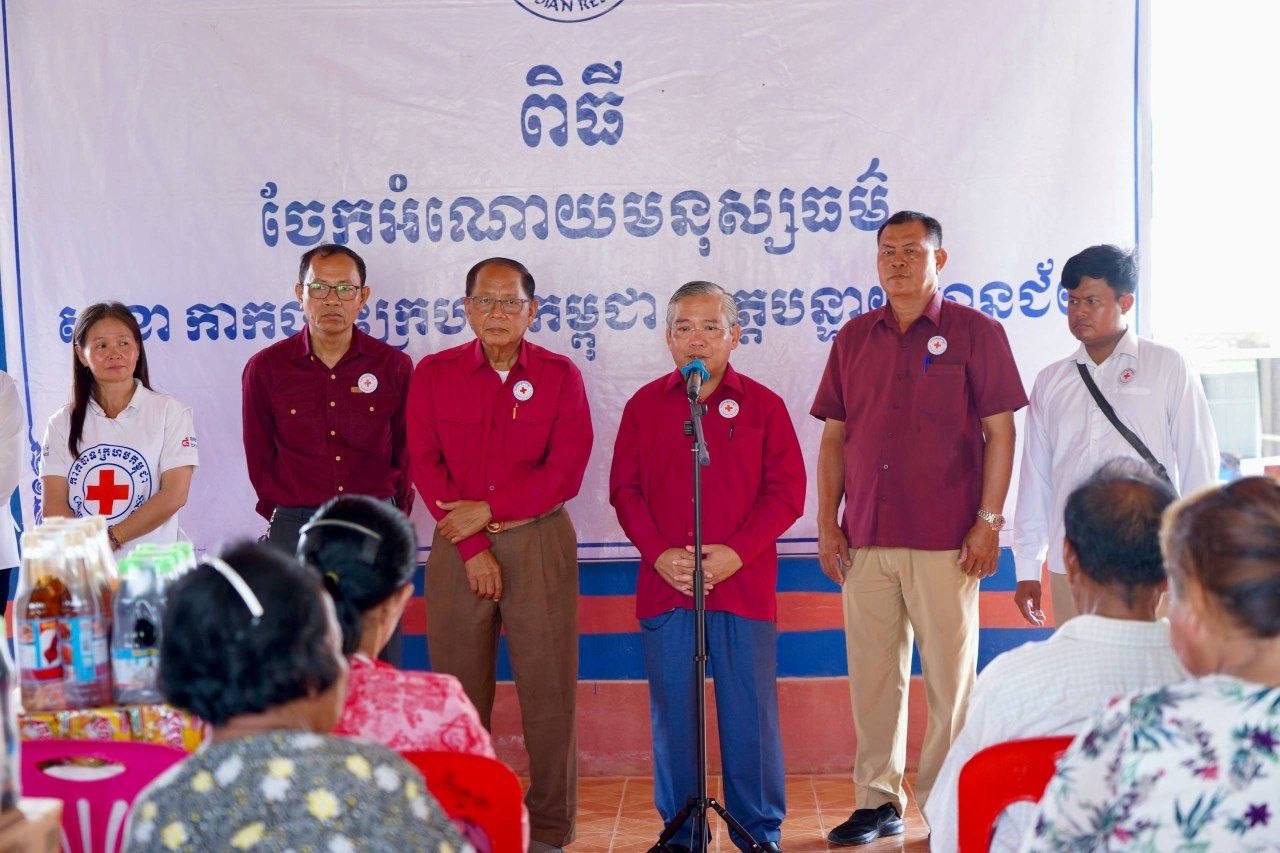 ឯកឧត្ដម ឈើយ ចាន់ណា អញ្ជើញចុះសួរសុខទុក្ខ និងចែកជូនអំណោយសាខាកាកបាទក្រហមកម្ពុជាខេត្ត ដល់ប្រជាពលរដ្ឋរងគ្រោះខូចខាតផ្ទះសម្បែងដោយខ្យល់ព្យុះកន្រ្តាក់