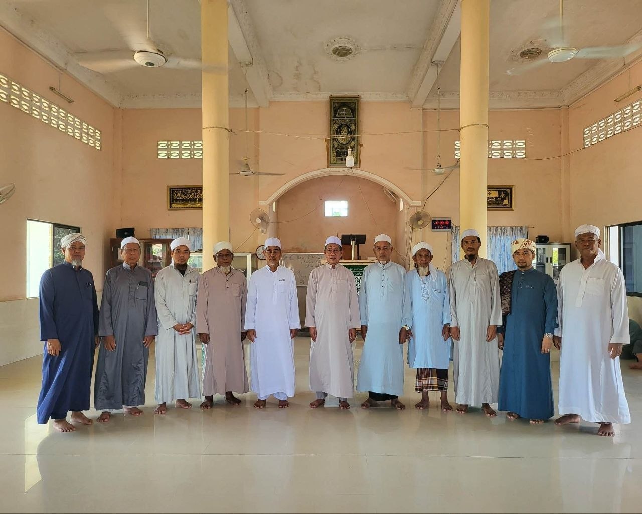 ឯកឧត្តម លី សារី អញ្ជើញជួបសំណេះសំណាលជាមួយថ្នាក់ដឹកនាំខ្មែរអ៉ិស្លាម និងចូលរួមរំលែកមរណទុក្ខគោរពវិញ្ញាណក្ខន្ធសពប្រជាពលរដ្ឋនៅខេត្តកំពត