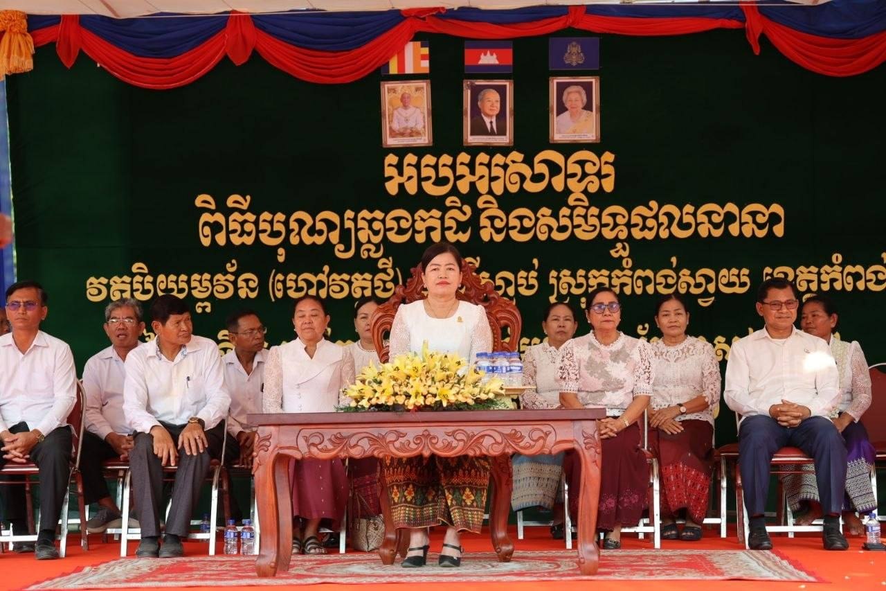 លោកជំទាវ ឃួន ឃុនឌី អញ្ជើញជាអធិបតីភាពក្នុងពិធីបុណ្យឆ្លងកុដិ និងសមិទ្ធផលនានា នៅវត្តបិយម្ពវ័ន ស្រុកកំពង់ស្វាយ ខេត្តកំពង់ធំ