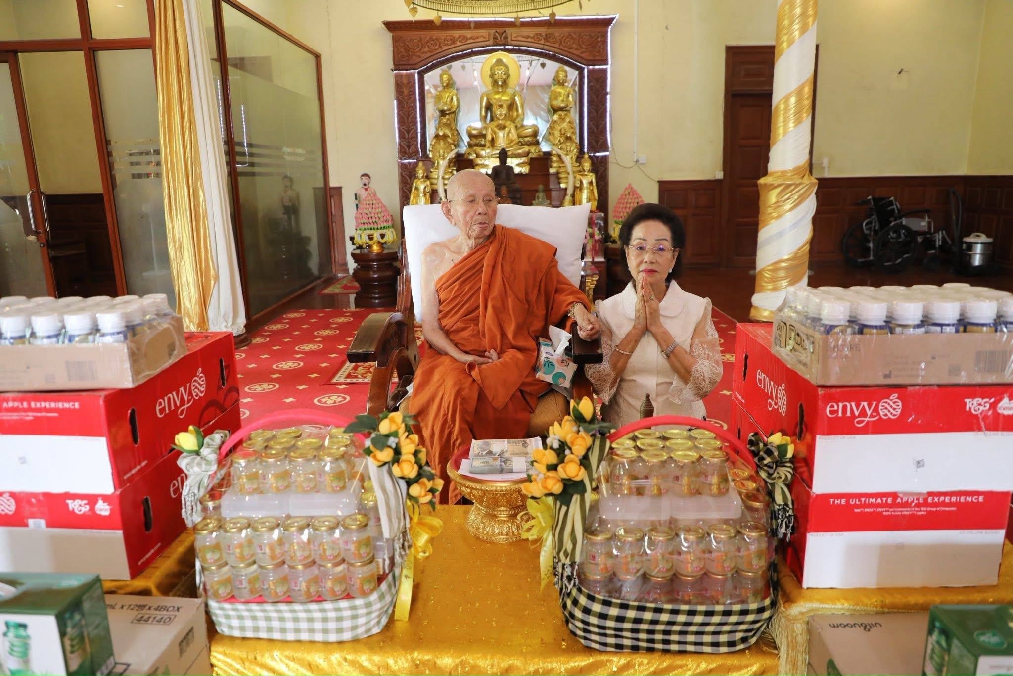 លោកជំទាវបណ្ឌិត អ៊ុក​ ម៉ាលី អញ្ជើញចូលក្រាបថ្វាយបង្គំ និងនាំយកទេយ្យវត្ថុ រួមទាំងបច្ច័យ ថ្វាយប្រគេនចំពោះសម្តេចព្រះអគ្គមហាសង្ឃរាជាធិបតី កិត្តិឧទ្ទេសបណ្ឌិត នន្ទ ង៉ែត
