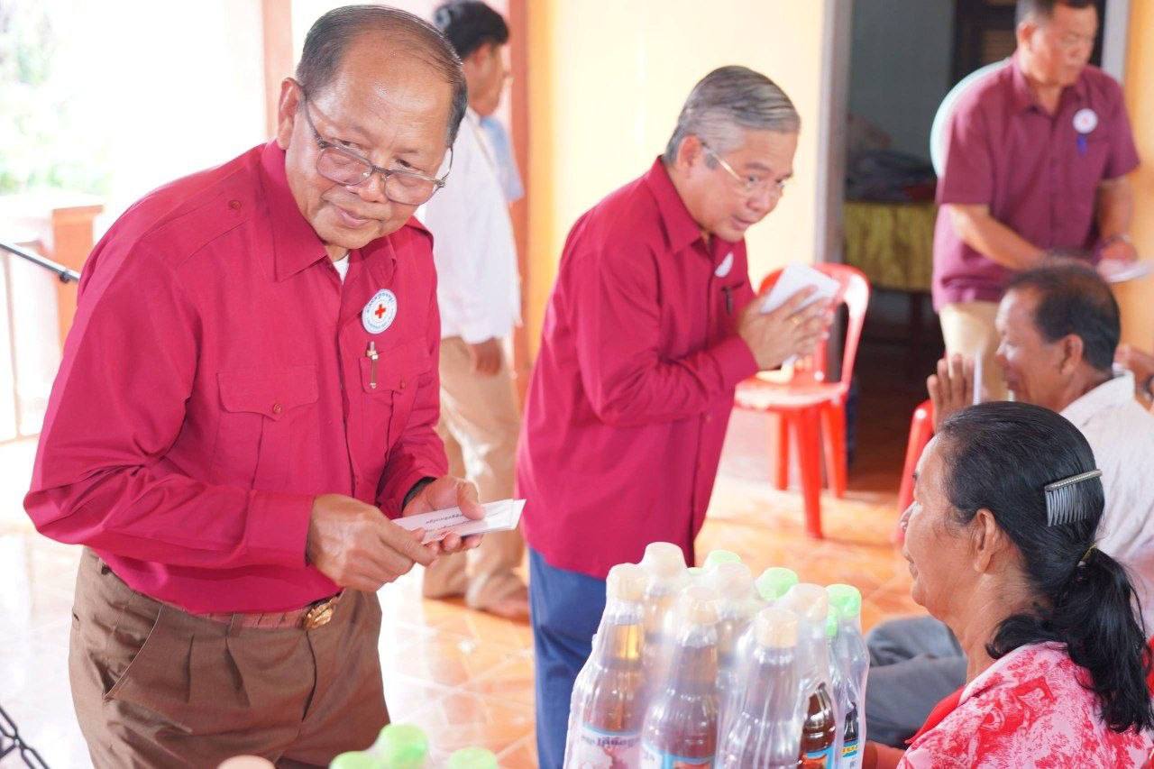 ឯកឧត្ដម ឈើយ ចាន់ណា អញ្ជើញចុះសួរសុខទុក្ខ និងចែកជូនអំណោយសាខាកាកបាទក្រហមកម្ពុជាខេត្ត ដល់ប្រជាពលរដ្ឋរងគ្រោះខូចខាតផ្ទះសម្បែងដោយខ្យល់ព្យុះកន្រ្តាក់