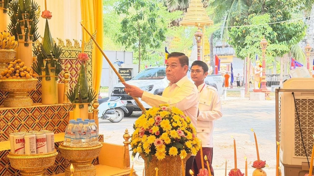 ឯកឧត្តម អ៊ុន វណ្ណា និងលោកជំទាវ អញ្ជើញជាអធិបតីក្នុងពិធីបុណ្យសម្ពោធឆ្លងសមិទ្ធផលនានា និងពិធីស្រោចស្រពសុគន្ធវារី ចម្រើនអាយុវឌ្ឍនៈមង្គល ប្រគេនថ្វាយ ព្រះយសលាភី ទឹម សុវន្ថា នៅក្រុងដូនកែវ ខេត្តតាកែវ