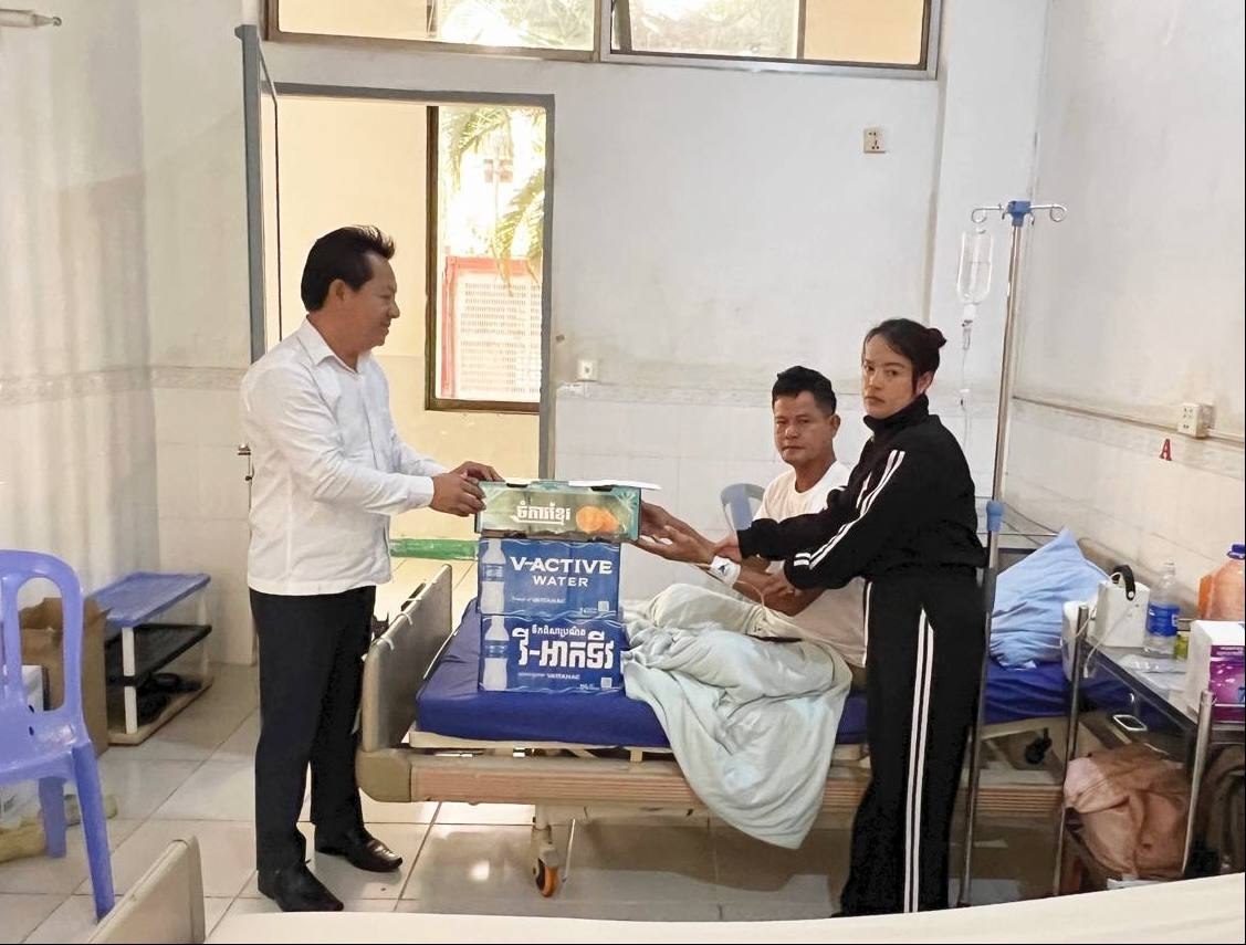 លោកជំទាវ មាន សំអាន ចាត់តំណាងចុះសួរសុខទុក្ខ និងនាំយកផ្លែឈើ ភេសជ្ជៈ ព្រមទាំងថវិកា ជូនលោកអនុសេនីយ៍ទោ វ៉ាន់ វិបុល