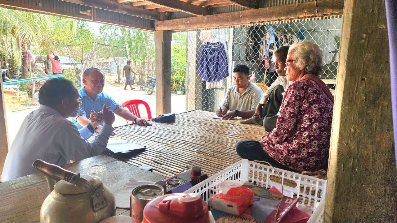 ឯកឧត្តមបណ្ឌិត គឹម ធា អញ្ជើញចុះជួបសំណេះសំណាល និងសួរសុខទុក្ខប្រធានភូមិ អនុភូមិ សមាជិកភូមិ នៅភូមិអង្គឫស្សី ខេត្តស្វាយរៀង