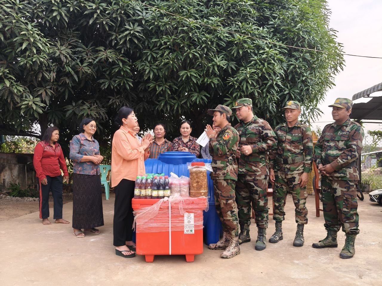 លោកជំទាវ ឃួន ឃុនឌី អញ្ជើញនាំយកសម្ភារៈប្រើប្រាស់ជូនកងទ័ពជួរមុខ ឈរជើងនៅខេត្តព្រះវិហារ