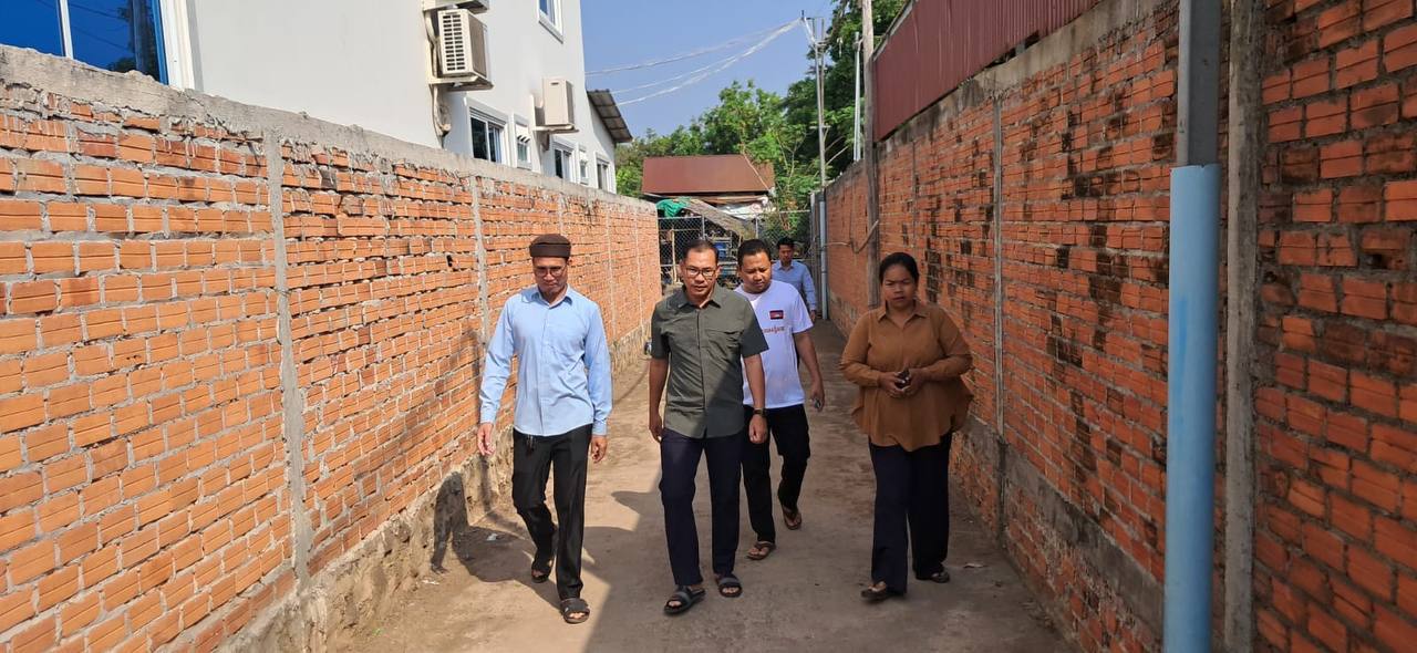 ឯកឧត្តម ស្លេះ ពុនយ៉ាម៉ីន អញ្ជើញចុះសួរសុខទុក្ខប្រជាពលរដ្ឋមានការខ្វះខាតចំនួនពីរគ្រួសារ ក្នុងភូមិរកាក្រោម សង្កាត់សំបួរមាស ក្រុងកំពង់ចាម