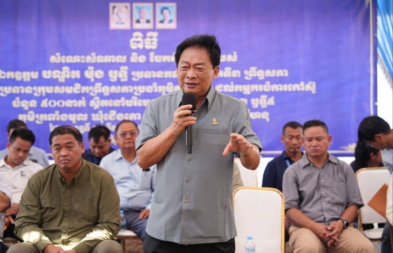 ឯកឧត្តមបណ្ឌិត ម៉ុង ឫទ្ធី អញ្ជើញជាអធិបតីក្នុងពិធីសំណេះសំណាល និងចែកអំណោយដល់កម្មករចម្ការកៅស៊ូសរុបចំនួន៧០១នាក់