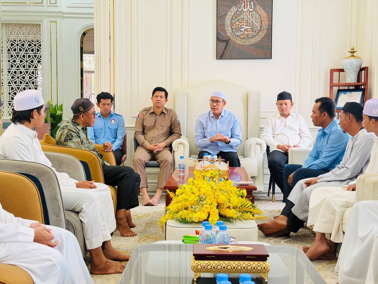 ឯកឧត្តម ស្លេះ ពុនយ៉ាម៉ីន អនុញ្ញាតឱ្យនិស្សិតកម្ពុជាកំពុងបន្តការសិក្សានៅប្រទេសប៉ាគីស្ថានចំនួន៨រូប ចូលជួបសម្តែងការគួរសម និងទទួលអនុសាសន៍