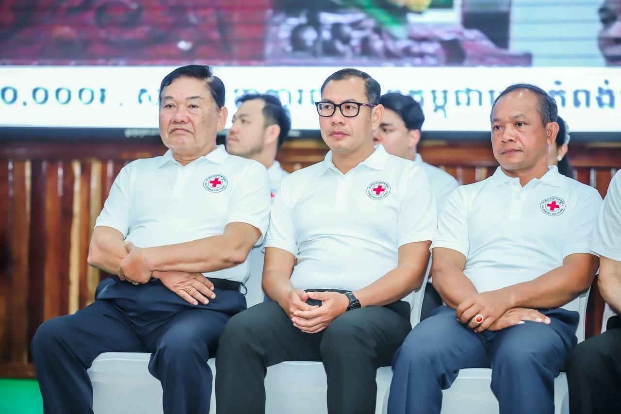 ឯកឧត្តម ស្លេះ ពុនយ៉ាមុីន ឧបត្ថម្ភថវិកាចំនួន៤០០.០០០រៀល សម្រាប់ដំណើរកំសាន្តរបស់លោកគ្រូ អ្នកគ្រូ សាស្រ្តាចារ្យ នៃវិទ្យាល័យទន្លេបិទ