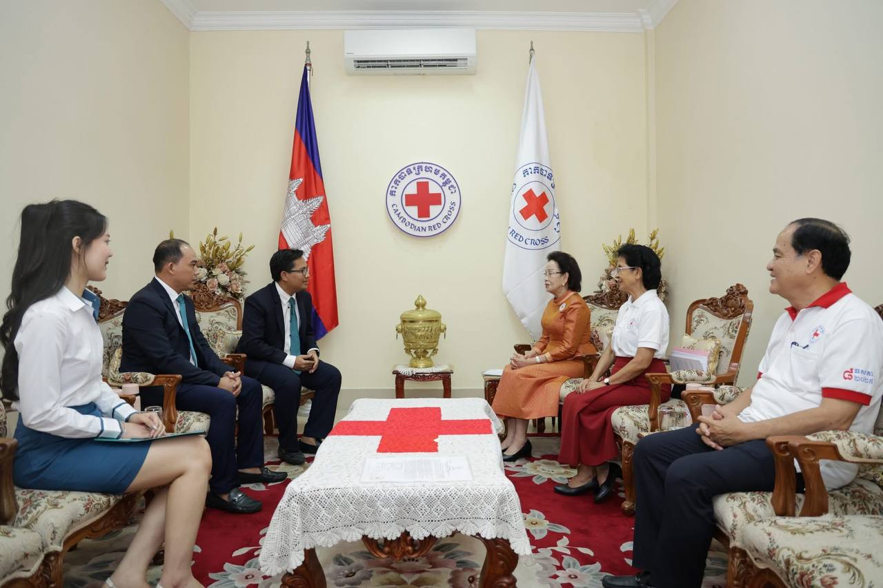 លោកជំទាវបណ្ឌិត អ៊ុក ម៉ាលី អញ្ជើញជាតំណាងដ៏ខ្ពង់ខ្ពស់របស់សម្តេចកិត្តិព្រឹទ្ធបណ្ឌិត ទទួលថវិកាពីក្រសួង និងធនាគារ ដែលឧបត្ថម្ភជូនកាកបាទក្រហមកម្ពុជា