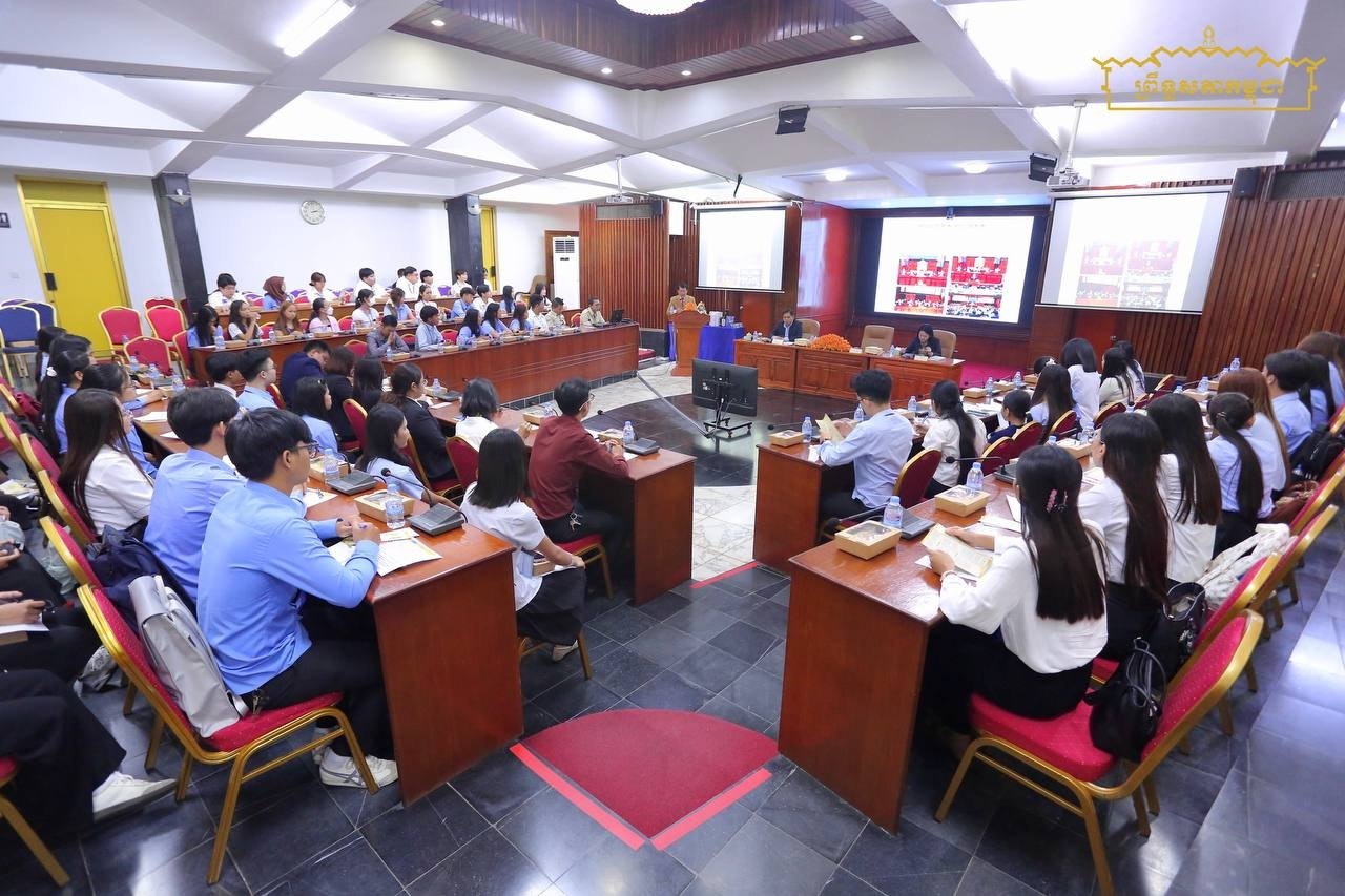 លោកគ្រូ អ្នកគ្រូ និងសិស្សសាលាភាសាបរទេសខេម-អាស៊ាន អញ្ជើញទស្សនកិច្ចសិក្សាឈ្វេងយល់អំពីស្ថាប័នព្រឹទ្ធសភា