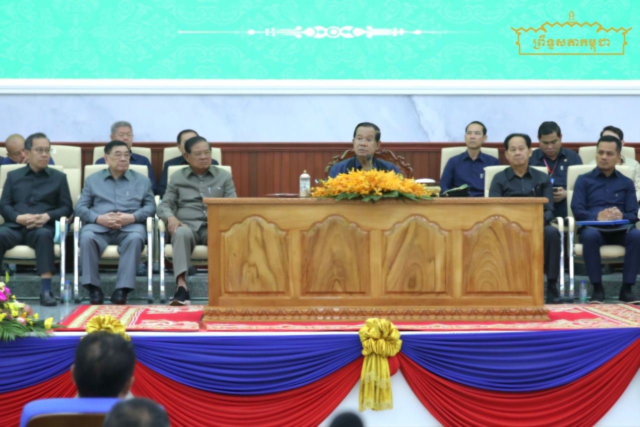 សម្តេចតេជោ ហ៊ុន សែន អញ្ជើញសម្ពោធអគារ៦មករា សមិទ្ធផលនានាព្រមទាំងជួបសំណេះសំណាលជាមួយក្រុមប្រឹក្សាខេត្ត ក្រុង ស្រុក ឃុំ សង្កាត់ និងថ្នាក់ដឹកនាំមន្ទីរ អង្គភាពនានាជុំវិញខេត្តព្រៃវែង