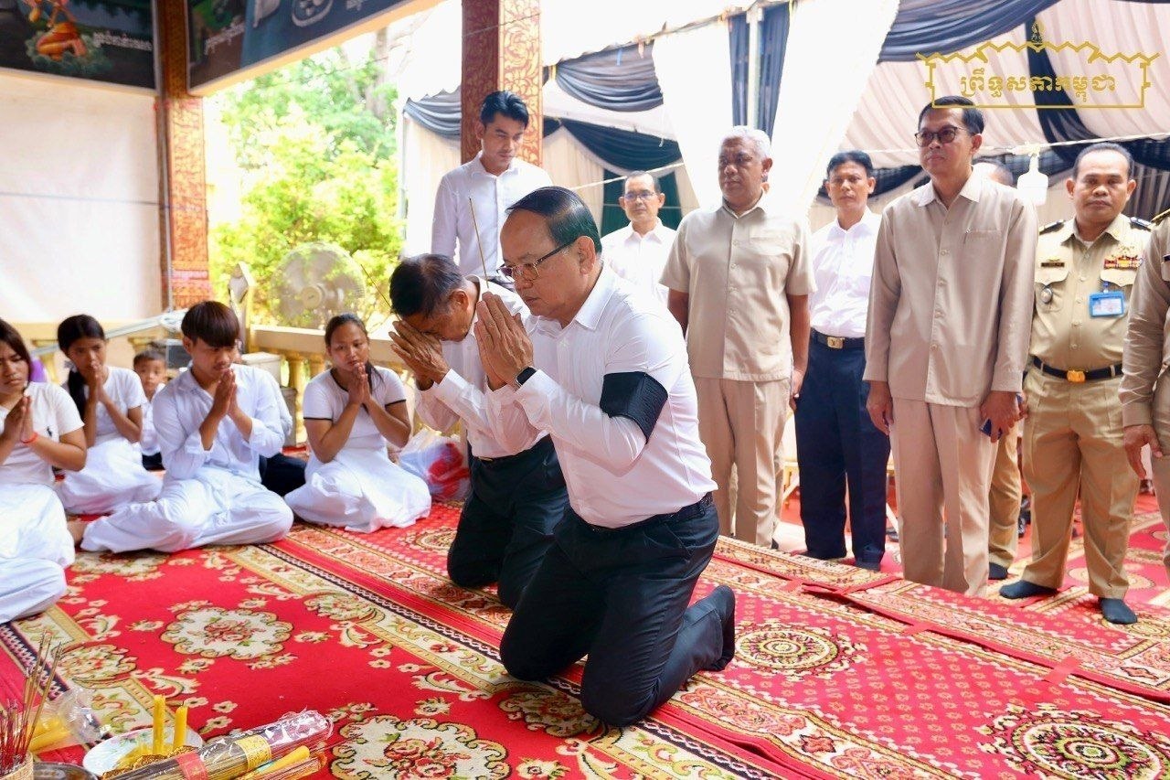 ឯកឧត្តម ខេង សិទ្ធិគុណ និងឯកឧត្តម ឡោក ឆាយ អញ្ជើញគោរពវិញ្ញាណក្ខន្ធសពលោកអនុសេនីយ៍ឯក ផេង វិត មន្ត្រីបម្រើការងារការពារក្នុងវិមានព្រឹទ្ធសភា