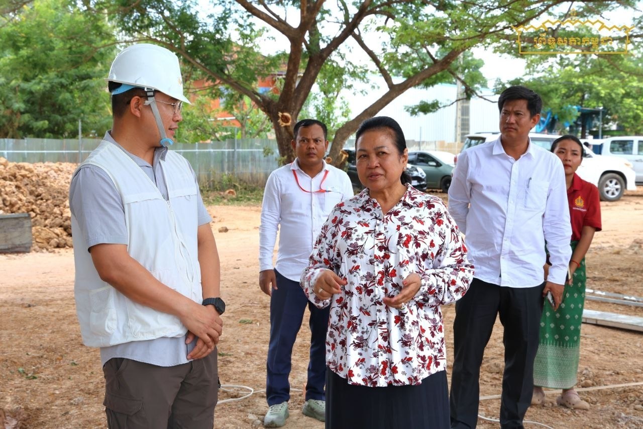 ក្រុមសមាជិកព្រឹទ្ធសភាប្រចាំភូមិភាគទី៦ អញ្ជើញចុះពិនិត្យមើលវឌ្ឍនភាពការសាងសង់អគារសិក្សាថ្មីនៃសាលាបឋមសិក្សាអំពិលក្រៅខេត្តព្រៃវែង