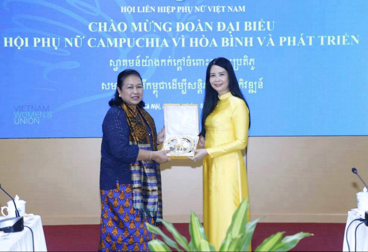លោកជំទាវ មាន សំអាន ដឹកនាំគណៈប្រតិភូសមាគម អញ្ជើញជួបពិភាក្សាការងារជាមួយលោកជំទាវ អនុប្រធានអចិន្ត្រៃយ៍សហព័ន្ធនារីវៀតណាម