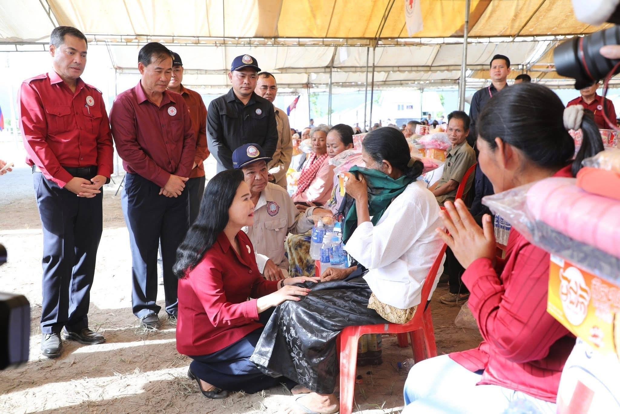 លោកជំទាវបណ្ឌិត អ៊ុក ម៉ាលី អញ្ជើញចូលរួមពិធីសំណេះសំណាល សួរសុខទុក្ខ និងផ្តល់អំណោយមនុស្សធម៌ជូនអតីតយុទ្ធជន និងនិវត្តជន រស់នៅភូមិប៊ុនរ៉ានីសែនជ័យដំណាក់ទ្រយឹង