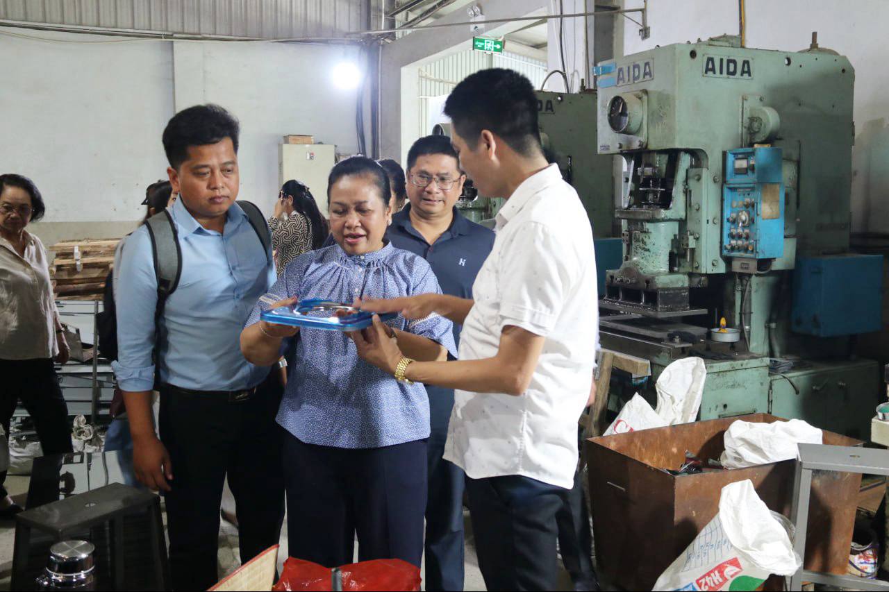 លោកជំទាវ មាន សំអាន អញ្ជើញជួបសំណេះសំណាលជាមួយនាយករោងចក្រផលិតចង្ក្រានសន្សំសំចៃថាមពលស៊ីបកូ(SIPCO) និងទស្សនកិច្ចឈ្វេងយល់ពីប្រព័ន្ធចង្វាក់ផលិតកម្មផលិតចង្ក្រាន នៅទីក្រុងហាណូយ